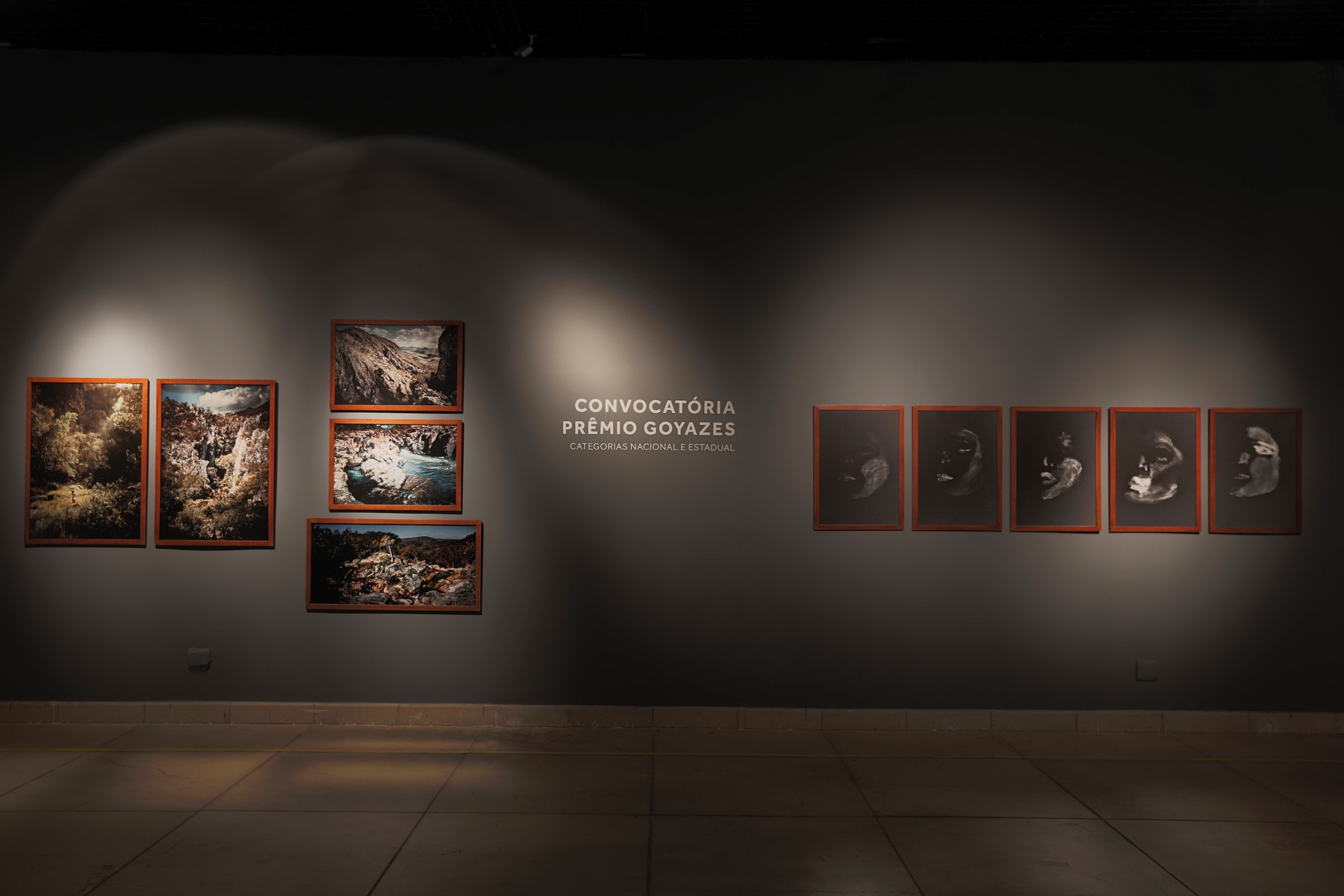 Vista da exposição do Prêmio Goyazes, com fotografias nas categorias nacional e estadual