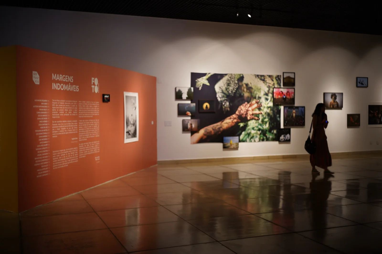 Visitante diante das fotografias da exposição Foto em Pauta na Estrada, na edição de 2024